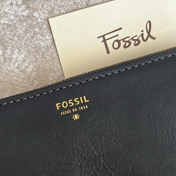 Brand New Fossil Genuine Leather Black Zip Around Wristlet Wallet Teal Interior - Picture 2 of 15